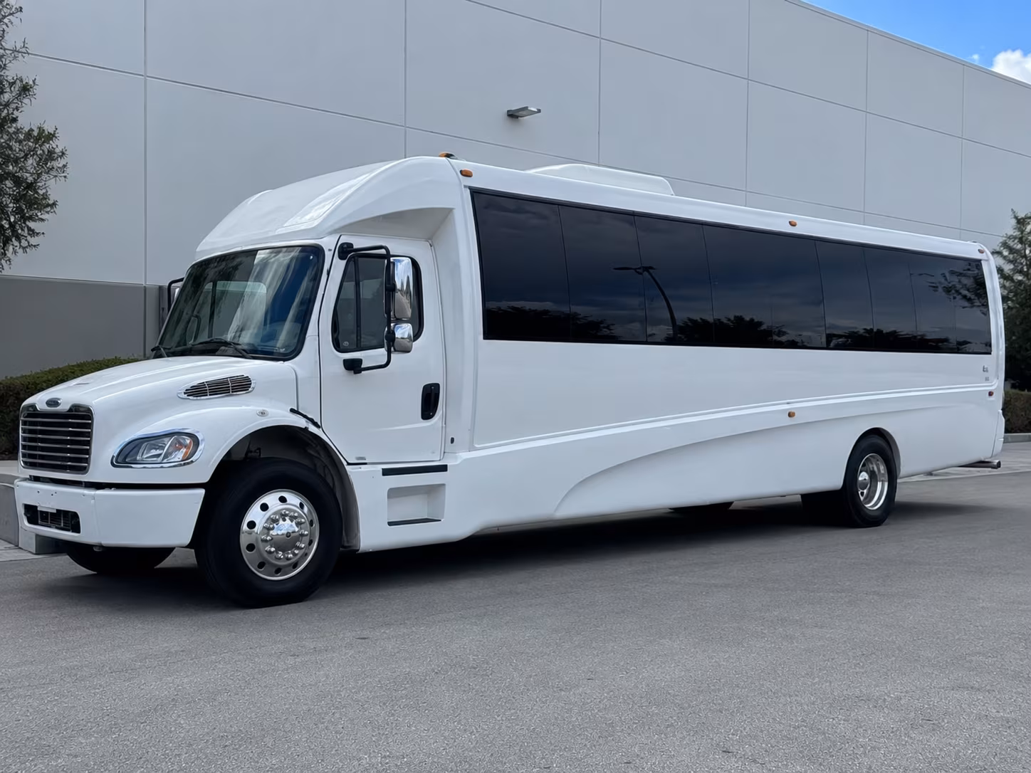 25 Passenger Party Bus Exterior